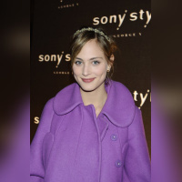 Nora Arnezeder