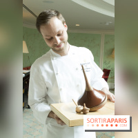 Bûche de Noël toupie du Shangri-La Paris 2017