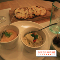 Moussaka, Houmous et olives du Mavrommatis Passy