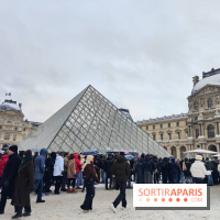 La Neige à Paris - Musée du Louvre pyramide foule