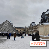 La Neige à Paris - Musée du Louvre pyramide