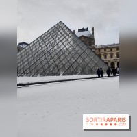 La Neige à Paris - Musée du Louvre pyramide