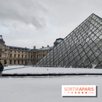 La Neige à Paris - Musée du Louvre pyramide