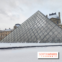 La Neige à Paris - Musée du Louvre pyramide