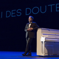 Raymond Devos revisité par François Morel au Rond-Point : J'ai des doutes