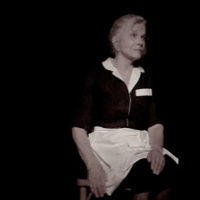 Servante : seul en scène au Théâtre du Gymnase Marie-Bell