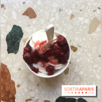 Glace à l'italienne yaourt / fraises pochées