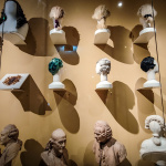 Des cheveux et des poils, l'exposition poilante du musée des Arts décoratifs - nos photos