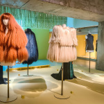 Des cheveux et des poils, l'exposition poilante du musée des Arts décoratifs - nos photos