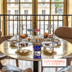 Le Tea Time de la Reine d'Ore à Versailles -  table et vue sur la cour du château