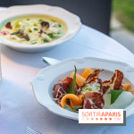 La terrasse dans un jardin avec vue Tour Eiffel du Marguerite 1606 au Domaine de la Reine Margot -  A7C1364