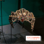 Bijoux de scène de l'Opéra de Paris : l'exposition de parures merveilleuses au Palais Garnier