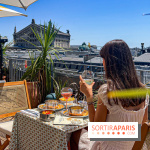 La terrasse estivale du Printemps Haussmann 2025 avec vue sur Paris et la Tour Eiffel