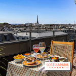 La terrasse estivale du Printemps Haussmann 2025 avec vue sur Paris et la Tour Eiffel