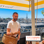 La terrasse estivale du Printemps Haussmann 2025 avec vue sur Paris et la Tour Eiffel