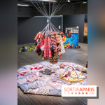 Exposition de vêtements-images de Chalisée Naamani au Palais de Tokyo
