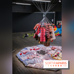 Exposition de vêtements-images de Chalisée Naamani au Palais de Tokyo