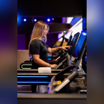 SEMPER Wellness : une salle de sport premium sur les Champs-Elysées - Clara tapis sourire