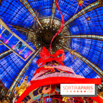 Vitrines et sapin de Noël des Galeries Lafayettes avec Clara Luciani - photos