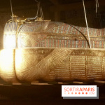 Le sarcophage doré dans sa vitrine - Toutankhamon : son tombeau et ses trésors