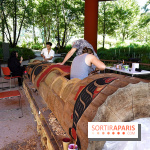 Un mât héraldique installé dans le jardin du musée du Quai Branly