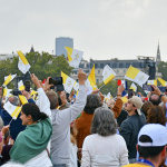 En images : la messe géante sur les Champs-Elysées du Pape Léon XIV