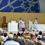 En images : la messe géante sur les Champs-Elysées du Pape Léon XIV