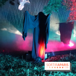 Parc de l'Étrange 2026 : Silhouette drapée et installation lumineuse dans un paysage nocturne