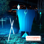 Parc de l'Étrange 2026 : Figure enveloppée dans une tenture bleue au parc nocturne