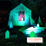 Parc de l'Étrange 2026 : Fenêtre gothique illuminée dans un cimetière nocturne