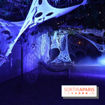 Parc de l'Étrange 2026 : Toiles lumineuses bleues dans le parc nocturne