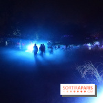 Parc de l'Étrange 2026 : Silhouettes dans un parc nocturne éclairé par des néons bleus