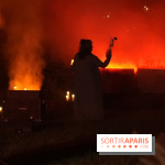 Parc de l'Étrange 2026 : Silhouette en manteau face à un grand brasier nocturne