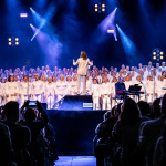 Queen Forever à l’Arena Grand Paris : 2 000 choristes pour un hommage rock à Queen - @NicolasLeBœuf3