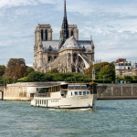 Le Bertagne, devant Notre-Dame de Paris