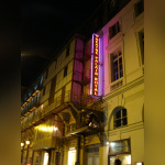 Vue sur le théâtre du Palais Royal depuis la terrasse du restaurant Baan Kanya