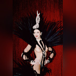 Lido Normandie,  Artiste posant devant rideau rouge en costume final.