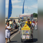 Marchand de journaux ambulant à Paris plage, sur les bords de Seine