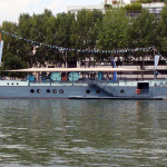 La péniche sur l'eau à Paris Plage La Villette