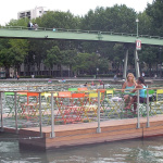 Terrasse sur l'eau à Paris Plage La Villette