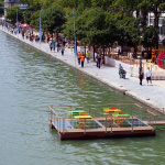 Terrasse sur l'eau à Paris Plage La Villette