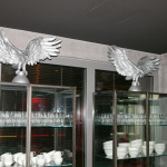 Vitrines surmontées d'aigles