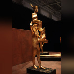 Statue de Dieu Menkaret soulevant Toutankhamon