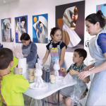 Ateliers de Paint Pouring à la galerie Goldshteyn-Saatort, à deux pas du Louvre - notre test