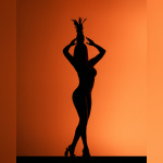 Karol G au Crazy Horse : un show inédit entre cabaret parisien et rythmes latinos