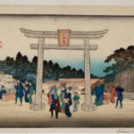 Utagawa Hiroshige Porte d'entrée du sanctuaire de Sann? à Nagatababa Série des Lieux célèbres de la capitale de l'Est, 1832-1835, nishiki-e (estampe à partir d’une gravure colorée) : papier, encre, pigments, dim. max. : 24,7 x 37 cm. Museum Volkenkunde, Leiden/Musée national d’Ethnologie, Leyde, inv. 1353-398 © Museum Volkenkunde, Leiden/Musée national d’Ethnologie, Leyde