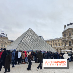 La Neige à Paris - Musée du Louvre pyramide foule