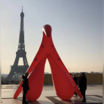 Journée internationale des droits des femmes 2021 : un clitoris géant devant la Tour Eiffel