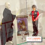 Les vitrines avec des figurines de la saga