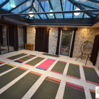 Le centre relaxant H2E et Gîte des Prés de Garnes - pyramide tapis yoga 50 pct